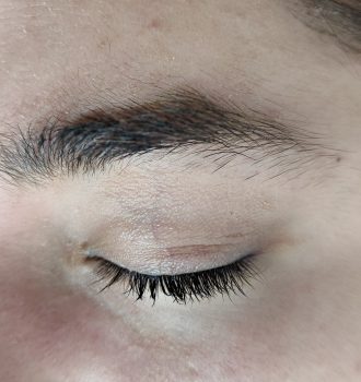 Depilación de cejas con hilo antes